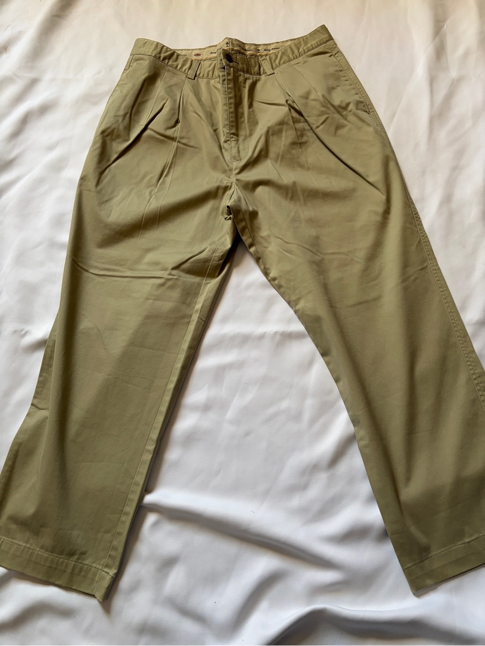 Tommy Bahama Men's Pleated Chinos in Olive